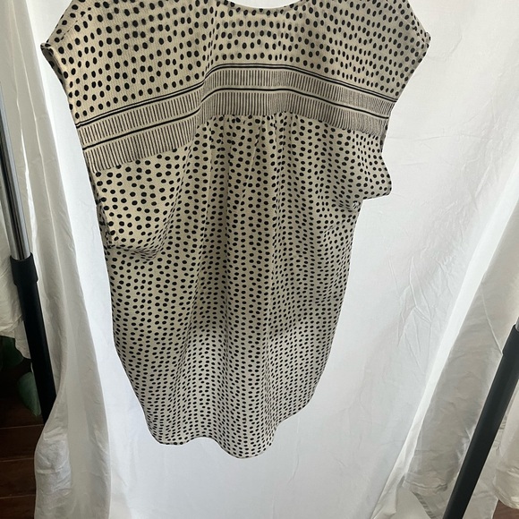 Women’s sleeveless top. - Picture 3 of 4